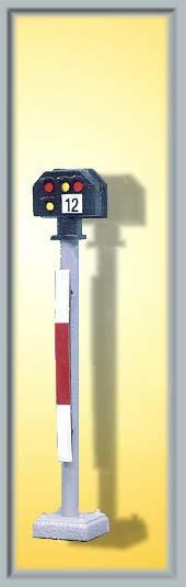 Colour Light Home Signal platform type<br /><a href='images/pictures/Viessmann/4917.jpg' target='_blank'>Full size image</a>